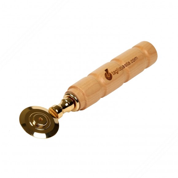 Gold messing pasta-Schneider mit einer einzigen glatten klinge. Ahornholzgriff