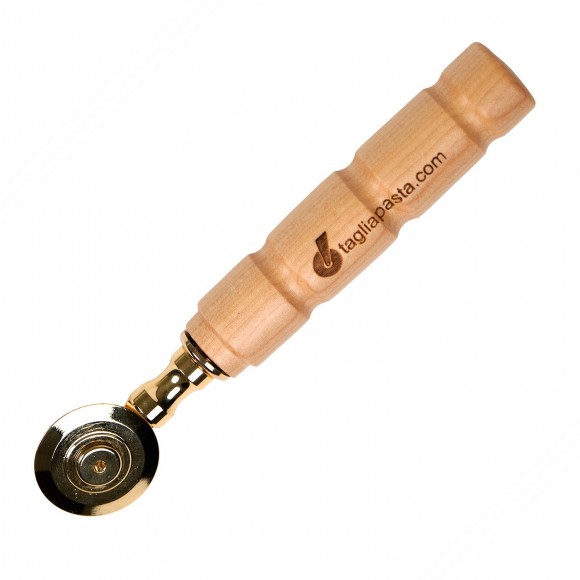 Rotella tagliapasta in ottone bagnato in oro con lama singola liscia. Manico in legno di acero