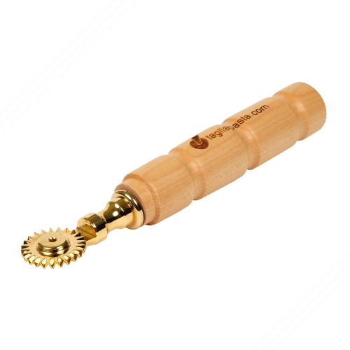 Rotella tagliapasta in ottone bagnato in oro con lama singola dentata. Manico in legno di acero