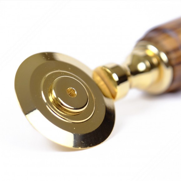Gold messing pasta-Schneider mit einer einzigen glatten klinge. Ahornholzgriff