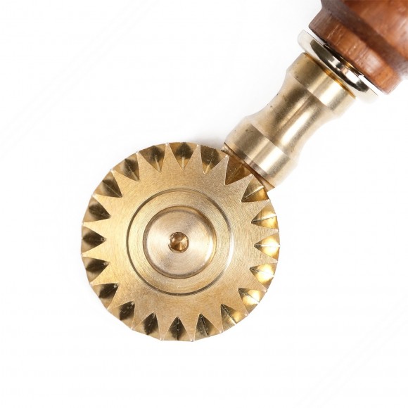 Laiton coupe-pâte avec lame unique de 34 mm de diamètre. Poignée en bois d'érable