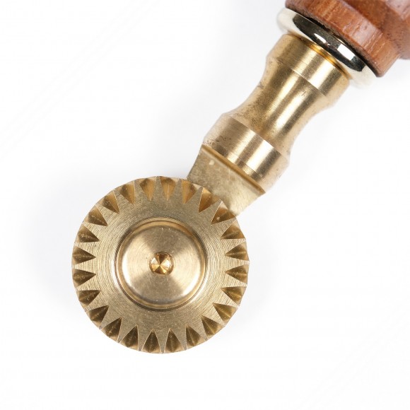 Laiton coupe-pâte avec lame unique de 30 mm de diamètre. Poignée en bois
