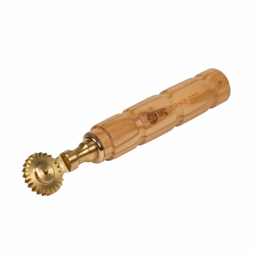 Laiton coupe-pâte avec lame unique de 30 mm de diamètre. Poignée en bois
