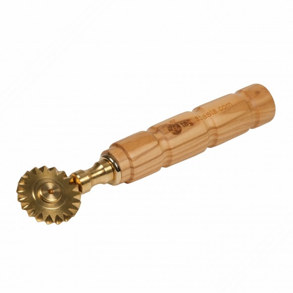 Latão cortador de massa com única lâmina de dentes 34 mm de diâmetro. Punho de madeira de azeitona