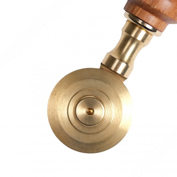 Laiton coupe-pâte avec une seule lame lisse de 34 mm de diamètre. Poignée en bois