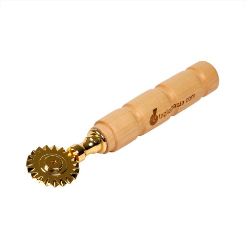 rotella tagliapasta in ottone bagnato in oro con lama singola dentata. Manico in legno di acero