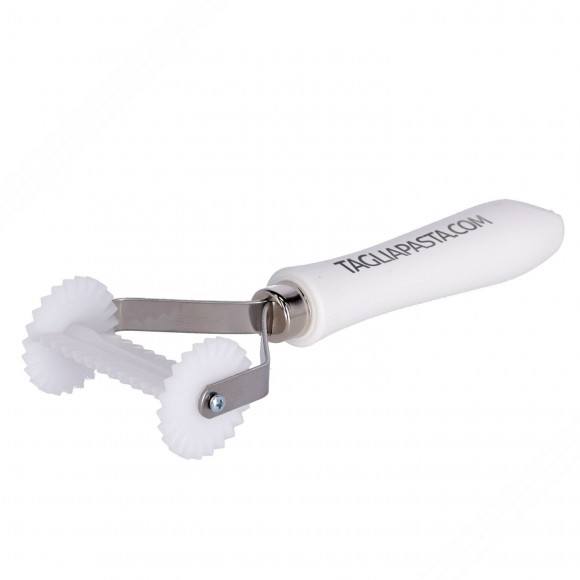 Cortador de massa com lâminas de dentes DELRIN para fazer Ravioli. Faz 2 quadrados de pasta com lados de 56 mm por rotação.