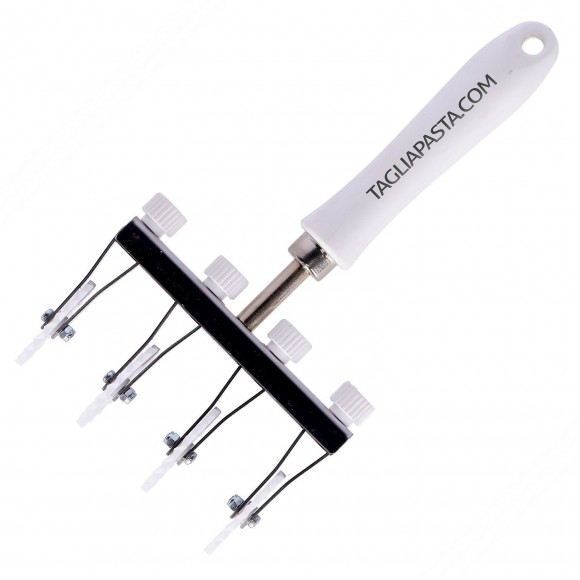 Taglia pasta regolabile con 4 lame dentate in POM