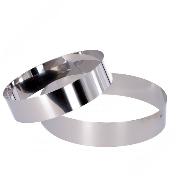 2 redondos Anillos de cocina de acero. Diámetros: 220 y 250 mm. Altura: 50 mm.