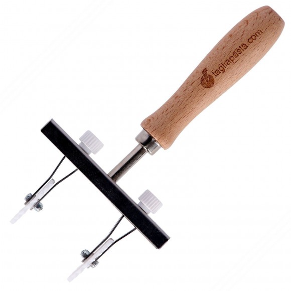 Adjustable pasta cutter with 2 toothed POM blades